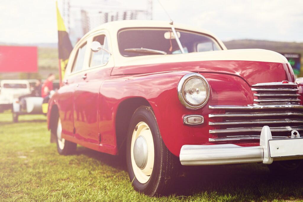 retro-car-parked-on-grass-min